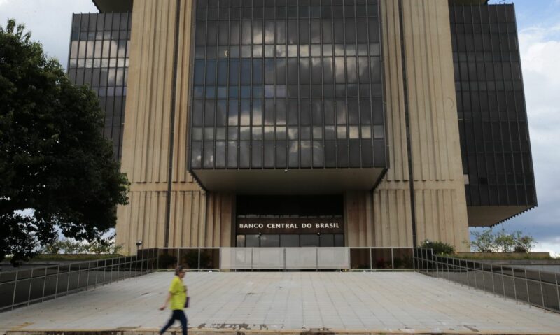 Atividade econômica fica positiva em fevereiro